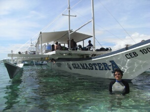 R0019503 Lunch break on Apo Island