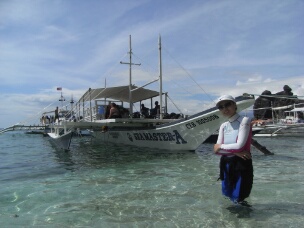 R0019504 Lunch break on Apo Island