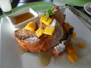 R0019414 Breakfast: French Toast with Mango