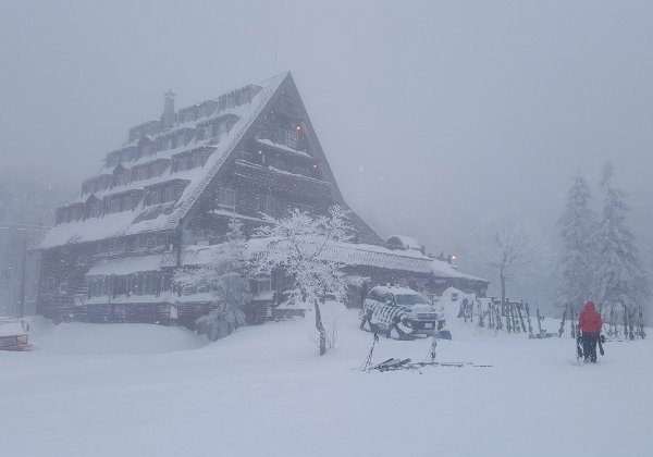 Sangoro Forest Inn Sangoro (三五郎) was one of our fav spots for lunch. The A-frame stuctures just looks so inviting in the snow....