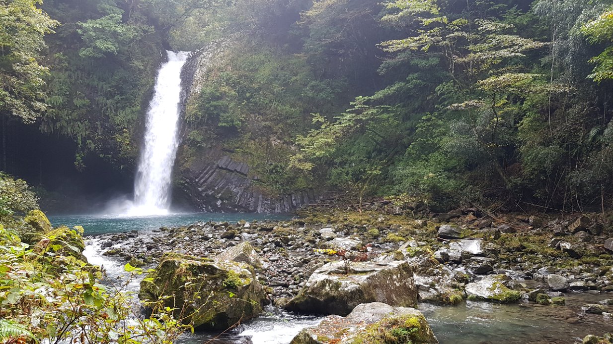 20171108_100610 Noticed the layered rock formation of the falls ? The falls is actually formed due to tectonic plate movements over million of years