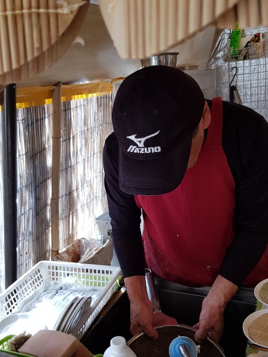 20171107_124357 Washing the soba after cooking