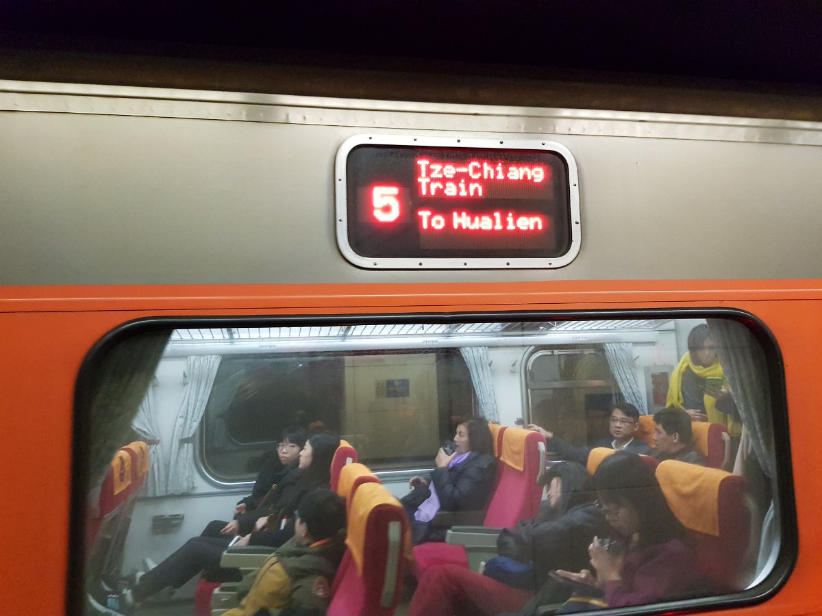 20171211_090938 In Songshan Station ... look for the train going to Hualian