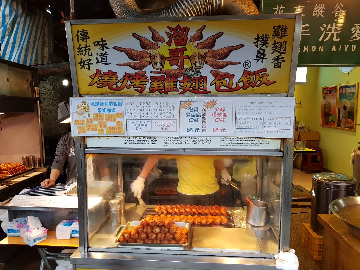 20171211_104146 Hungry ... grabbing whatever the first stall is selling