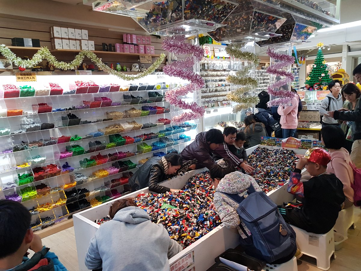 20171210_180158 Lego shop in one of the lanes in Shida area 師大