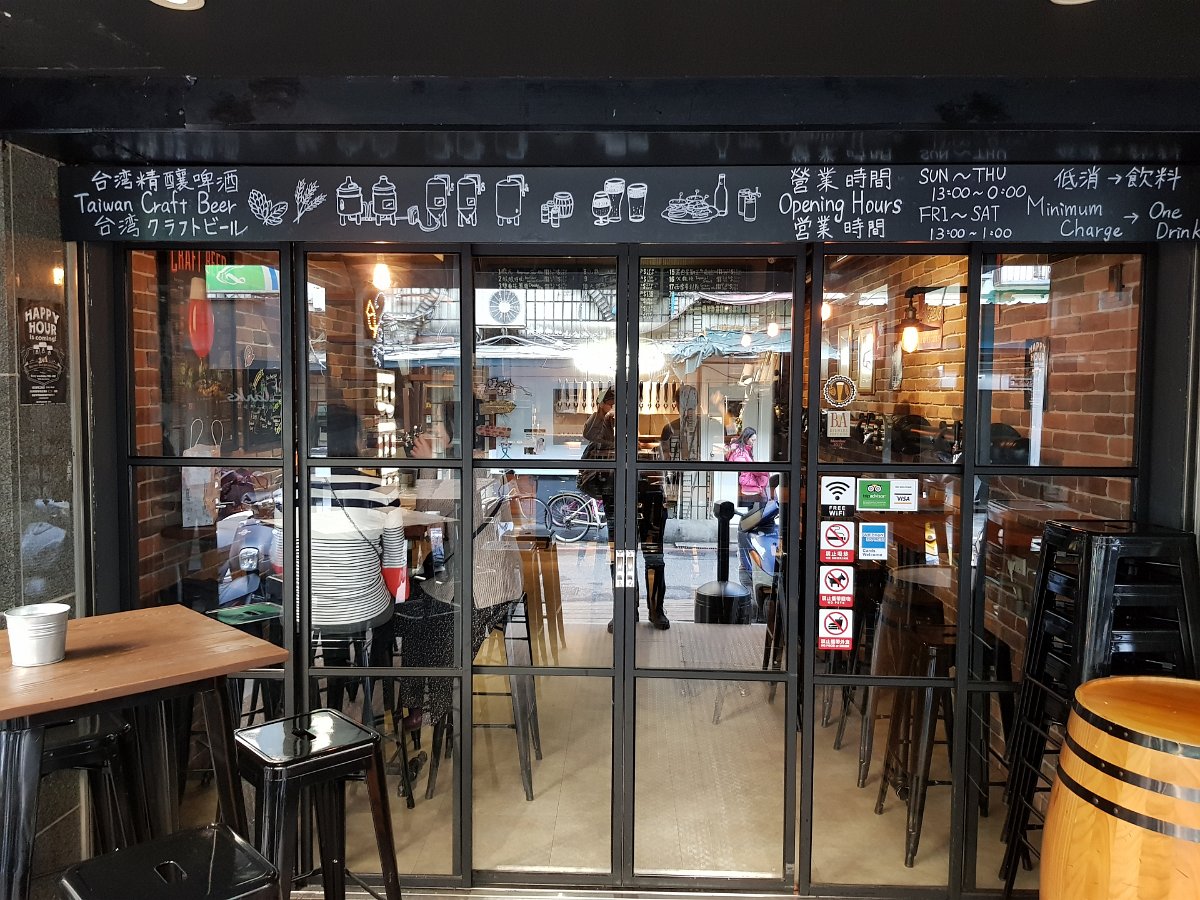 20171210_143235 Min charge 1 drink ?