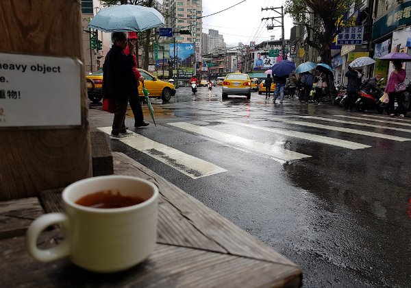 Beitou 北投區 The original plan was to hike to Junjianyan 軍艦岩. As the rain seems to be getting heavier, I spent the morning strolling...