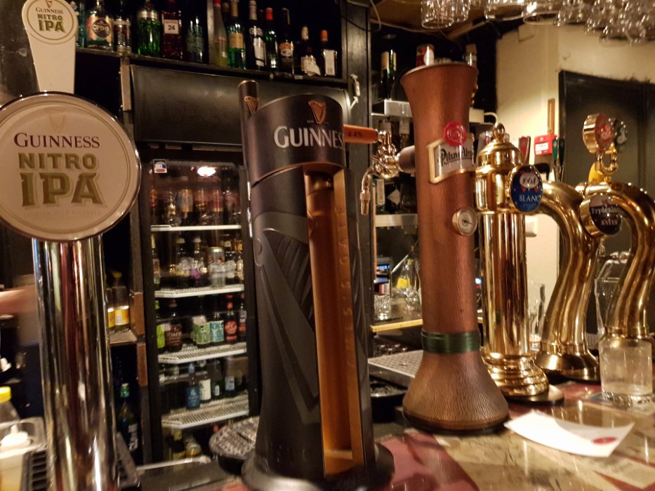 20180527_223201 Guiness IPA Nitro on tap. Interesting ! Claims to have 128 different types of bottled beers on the menu