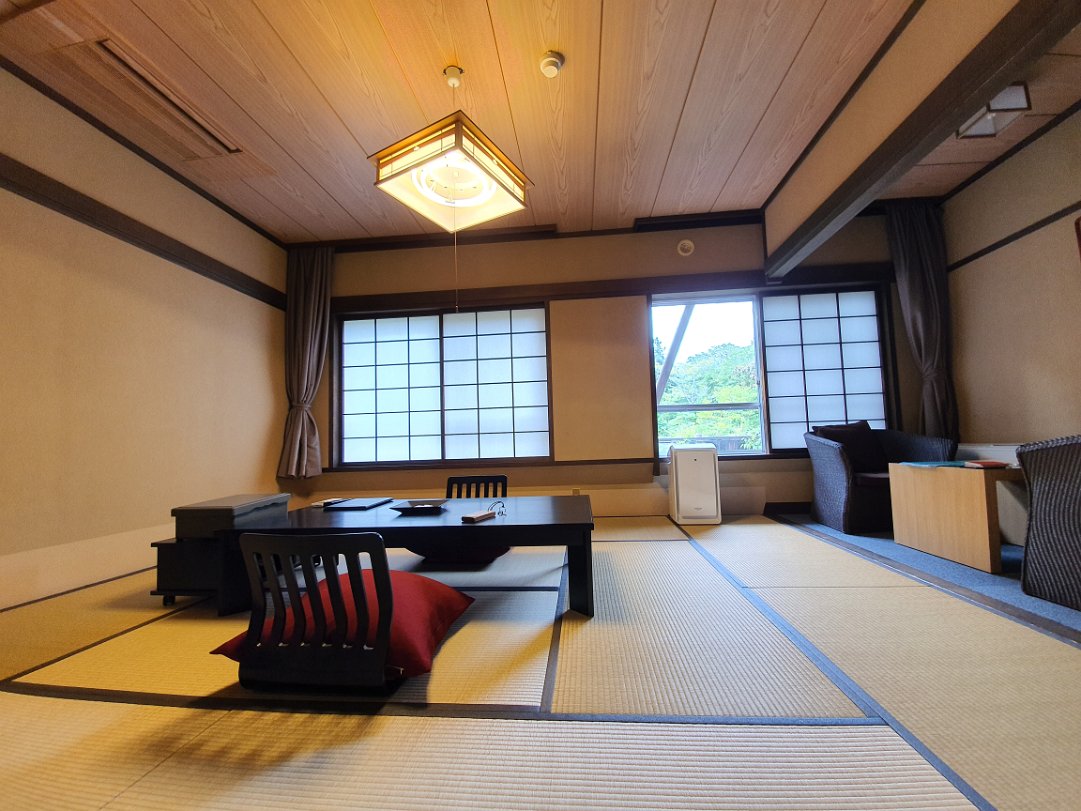 Check-in Ikenotiara onsen yado shin 池の平温泉 温泉宿 進 A nice moden ryokan hotel setting. While they spoke only a little english, we felt very welcome and at home.