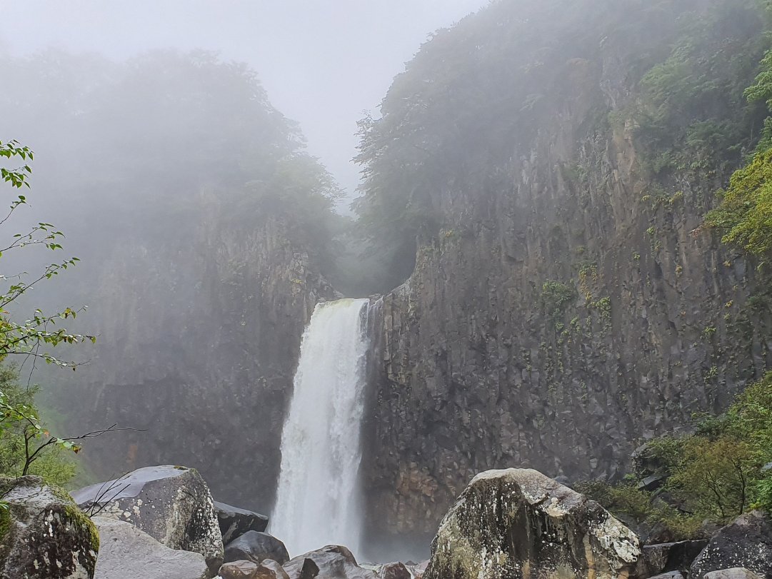 A rainy day at Naena Waterfall 苗名滝 Was pouring very heavily, so we ended up eating ice cream while waiting for the rain to clear.